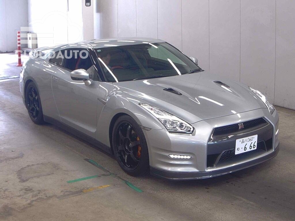 2017 NISSAN GT-R